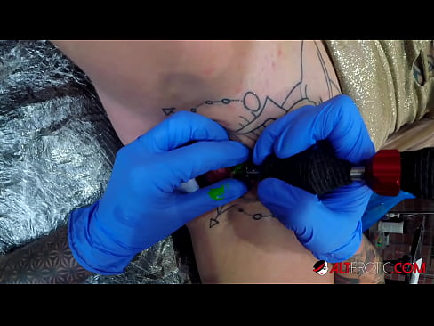 ❤️ Sully Savage mai tsananin jarfa ta yi tattoo a kan kwarin ta ️ Batsa vk ️❤